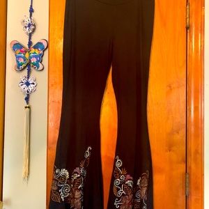 Yoga pants with embroidery detail